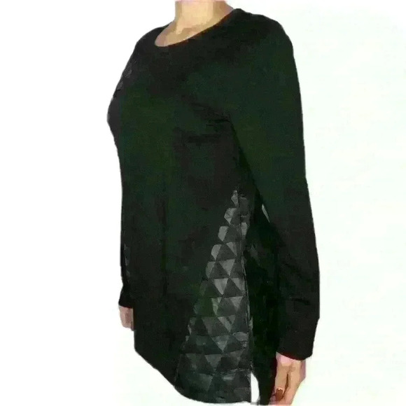 Black top🖤 - Picture 3 of 4